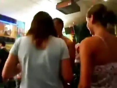 Busty modelis praktikuoja dulkintis su sekso mašina ir cums.