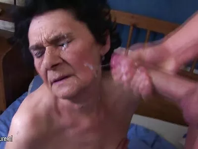 Geidulinga meilužė pakliuvo į užpakalį su šeimininku.