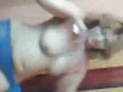 Geidulinga moteris pajuto varpą užpakalyje.