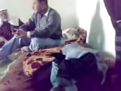 Ponia, kuri pasiilgo sekso, atsisėdo užsidėjusi užpakalį ant varpos.