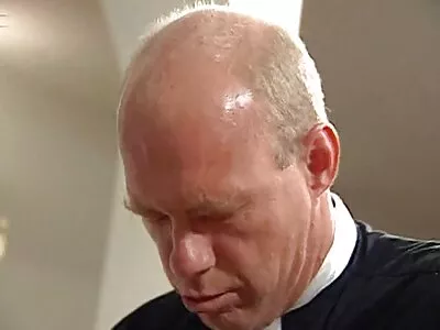 Mergina atsigulė ant statinės ir masturbuojasi pūlinga.