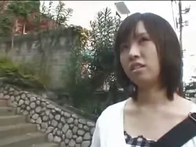 Busty Asian mielai dulkinasi su masažuotoju ant sofos.