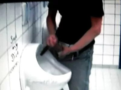 Studentas dulkinasi su savo tėvo draugu kepuraitėje.